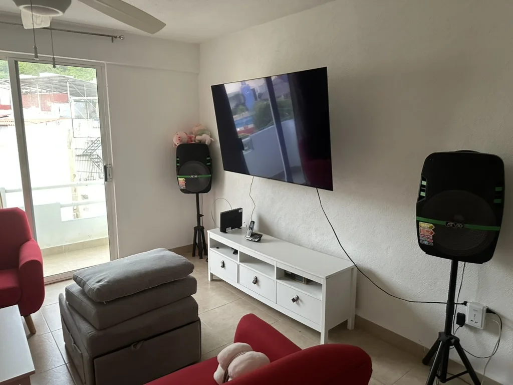 Televisión y puerta corrediza del balcón