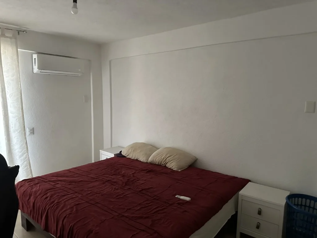 Cama y burós blancos en la recámara principal