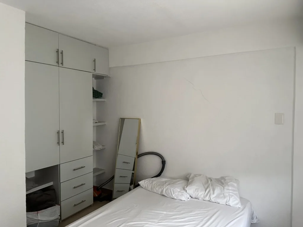Cama y clóset blanco empotrado