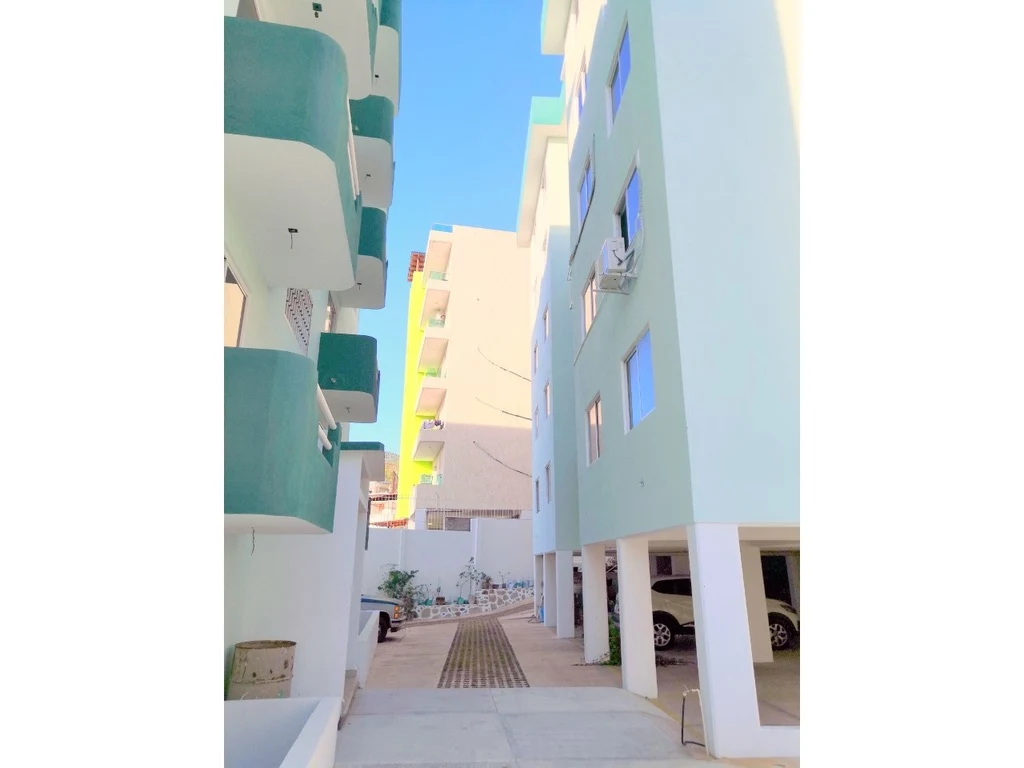 Exteriores y estacionamiento del condominio