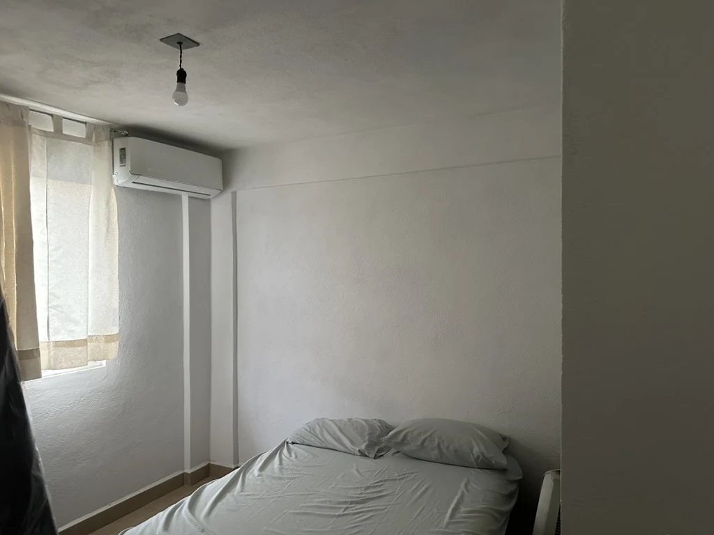 Recámara identificada por el propietario, con cama, ventana lateral y minisplit