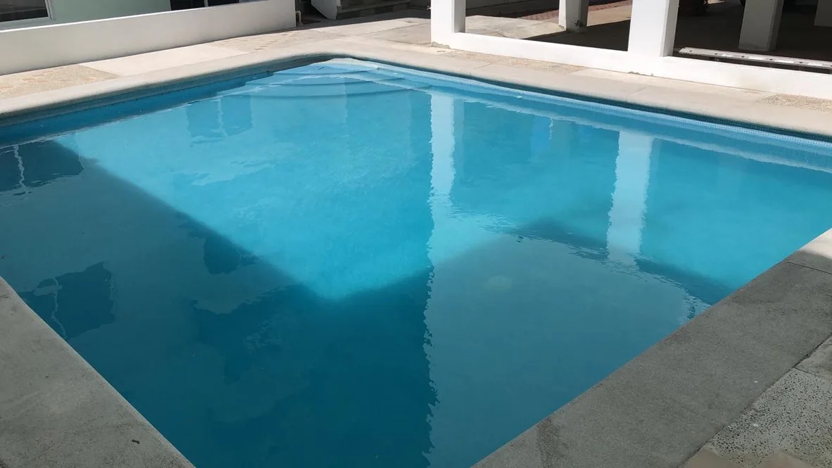 Agua de la alberca y circulaciones del condominio
