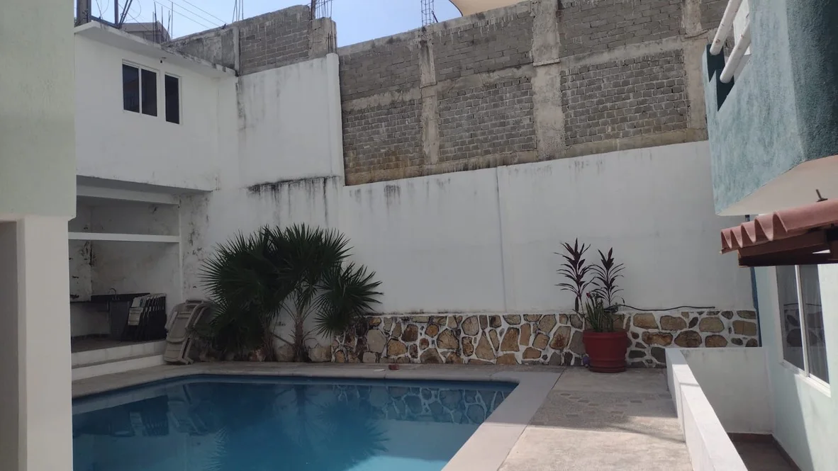 Alberca y fachadas interiores del condominio